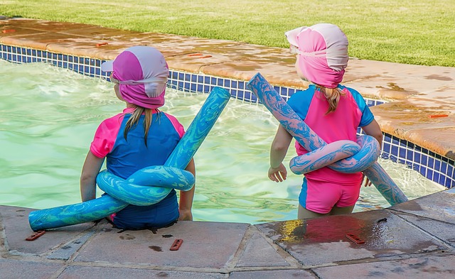 holčičky v bazénu