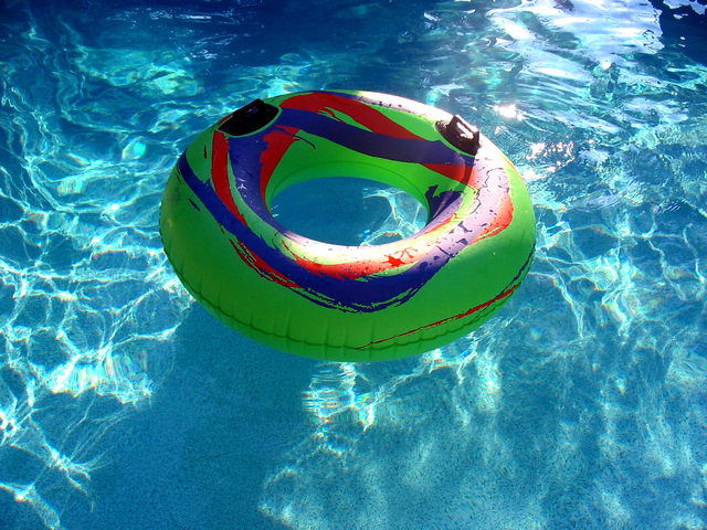 nafukovací kruh na hladině bazénu
