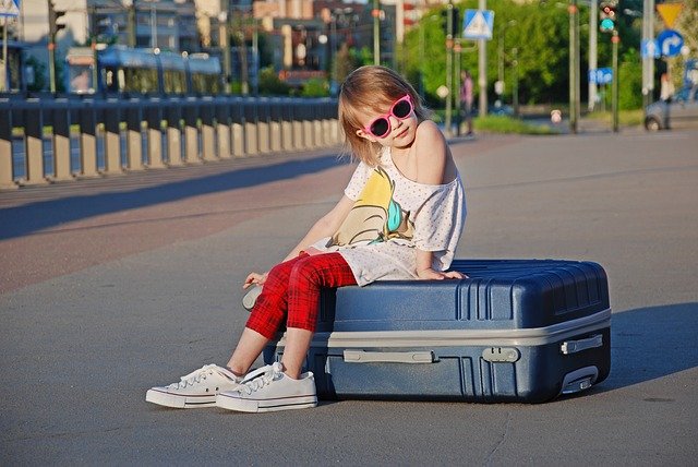 dítě na kufru