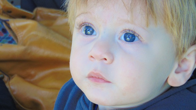 Detail velkých modrých očí malého kluka